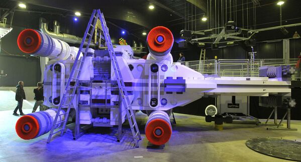 Техники работают над моделью космического корабля Lego Star Wars X-Wing в тематическом парке Legoland недалеко от Гюнцбурга, южная Германия. - Sputnik Молдова