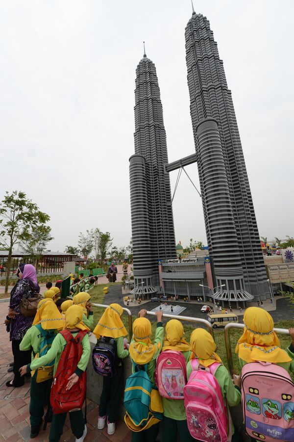 Башни Петронас из Lego в Малайзии. - Sputnik Молдова