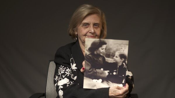 Това Фридман держит фотографию себя в детстве со своей матерью, которая также выжила в нацистском лагере смерти Освенцим, Польша. - Sputnik Молдова