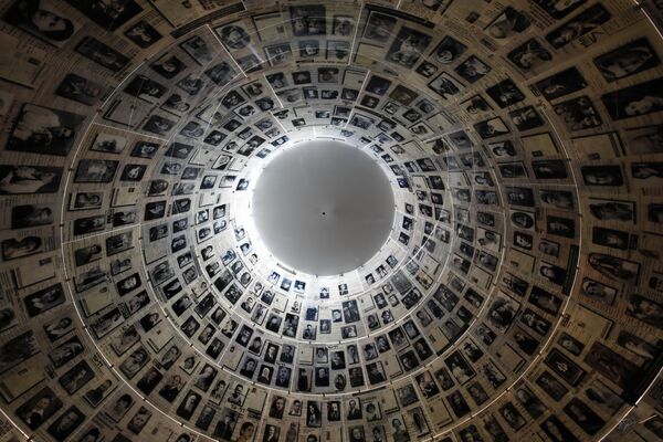 Зал с именами и фотографиями еврейских жертв Холокоста в мемориальном музее Холокоста &quot;Яд Ва-Шем&quot; в Иерусалиме, Израиль. - Sputnik Молдова