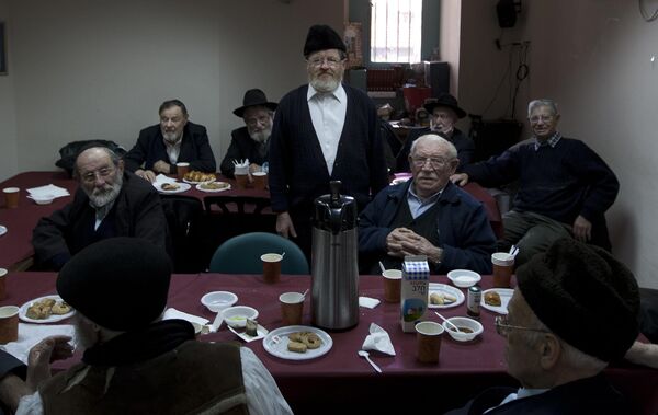 Евреи, пережившие Холокост, проводят еженедельную встречу в клубе пожилых людей Misgav Lakashish в Иерусалиме. - Sputnik Молдова