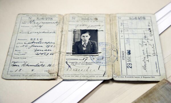 Проездной документ 17-летнего Джозефа Стрипунски, когда он бежал из Бельгии со своей семьей, в Мемориальном музее Холокоста в Вашингтоне. - Sputnik Молдова