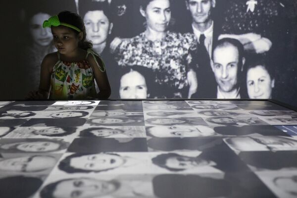 Фотографии тысяч людей, нашедших убежище в Бразилии во время Холокоста, в Мемориале жертв Холокоста в Рио-де-Жанейро. - Sputnik Молдова