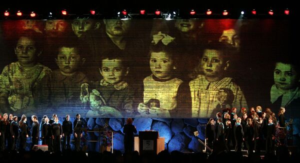 Проекция фото жертв Холокоста во время официальной церемонии открытия нового музея Холокоста Яд Ва-Шем в Иерусалиме, Израиль. - Sputnik Молдова