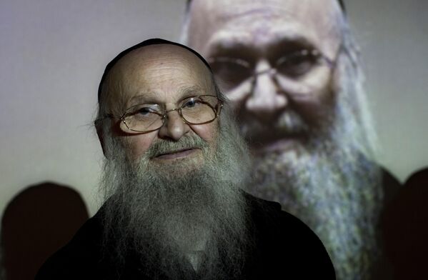 82-летний Алекс Зайденфельд, переживший Холокост, в клубе для пожилых людей в ортодоксальном еврейском квартале в Иерусалиме. - Sputnik Молдова