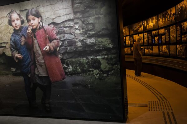 Фотографии из постоянной коллекции Мемориала жертв Холокоста демонстрируются в первый день открытия для публики в Рио-де-Жанейро, Бразилия. - Sputnik Молдова