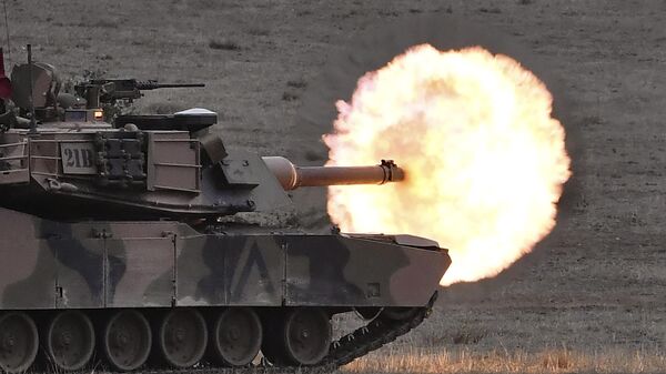 Боевой танк австралийской армии M1A1 Abrams выпускает снаряд во время демонстрации боевых действий, Австралия - Sputnik Moldova