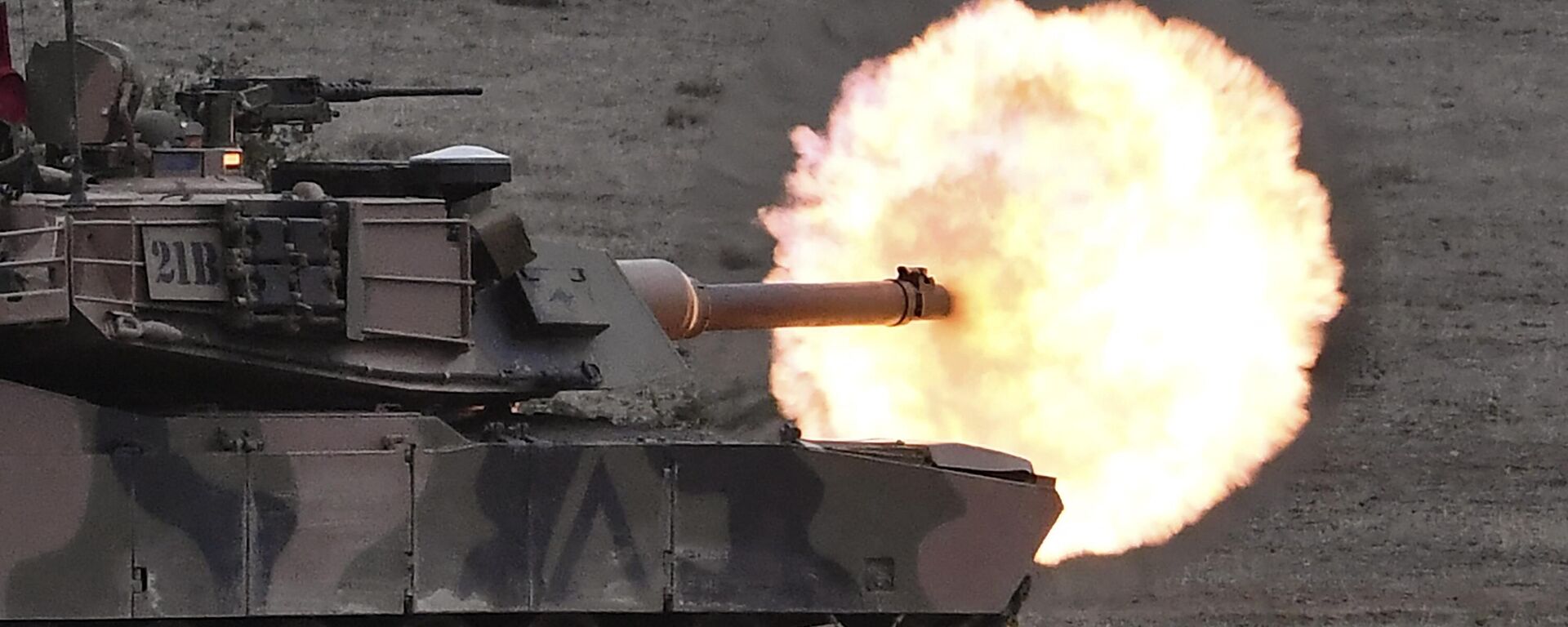 Боевой танк австралийской армии M1A1 Abrams выпускает снаряд во время демонстрации боевых действий, Австралия - Sputnik Молдова, 1920, 26.01.2023