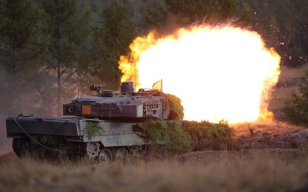 Un tanc de luptă Leopard 2 al forțelor armate germane Bundeswehr împușcă în exercițiu de trageri, în timpul unui exercițiu de antrenament la terenul militar din Ostenholz, nordul Germaniei, pe 17 octombrie 2022. - Sputnik Moldova