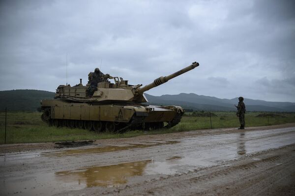 În această fotografie, făcută la 31 mai 2021, tancul de luptă M1A2 Abrams al armatei americane participă la un exercițiu militar comun de antrenament tactic „Balkan Sentinel 21” cu armatele Bulgariei și Georgiei la poligonul militar Novo Selo din Bulgaria. - Sputnik Moldova