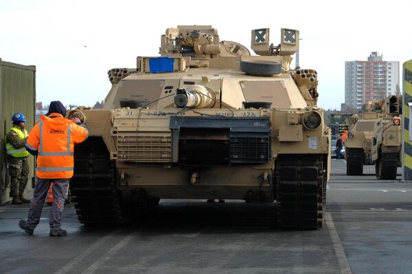 În această fotografie, făcută la 21 februarie 2020, personalul militar descarcă tancurile de luptă M1 Abrams ale echipei de luptă a Brigăzii a 2-a, Divizia a 3-a de infanterie, în timp ce echipamentele militare americane sosesc în portul Bremerhaven, Germania, pentru exercițiile militare internaționale “Defender 2020”. - Sputnik Moldova