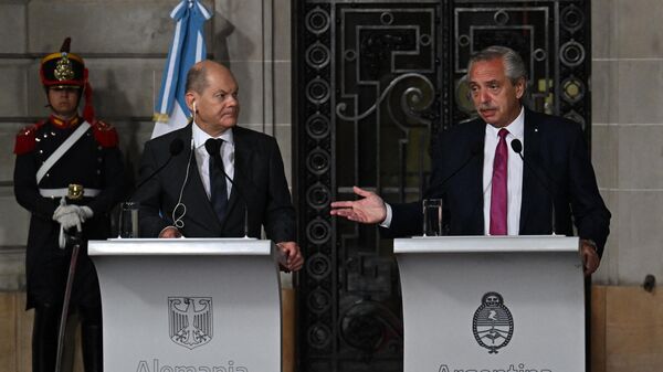 Канцлер Германии Олаф Шольц и президент Аргентины Альберто Фернандес во время совместной пресс-конференции в Буэнос-Айресе - Sputnik Moldova-România