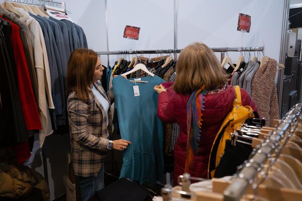 La expoziție au fost prezentate haine și încălțăminte tradițională de o calitate înaltă la prețuri accesibile. - Sputnik Moldova