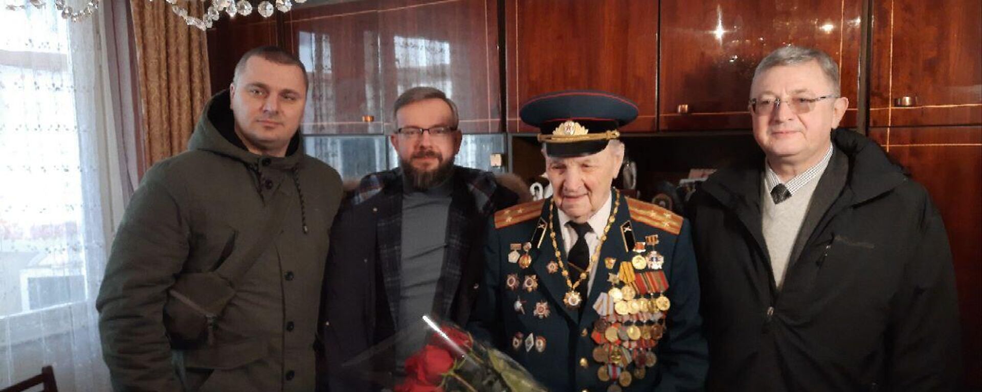 В Кишиневе поздравили ветерана П. В. Гладкова, участника  Сталинградской битвы - Sputnik Молдова, 1920, 02.02.2023