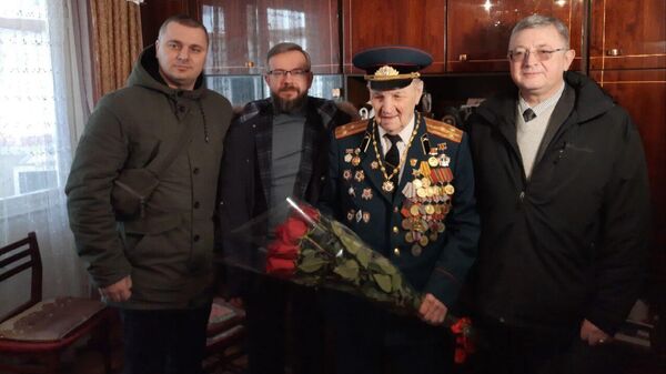 В Кишиневе поздравили ветерана П. В. Гладкова, участника  Сталинградской битвы - Sputnik Молдова