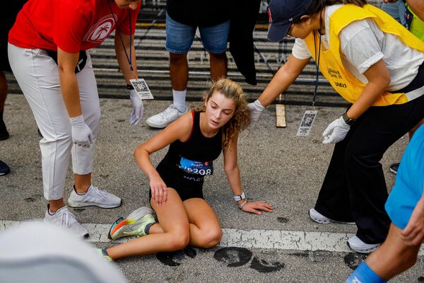 Участница упала в обморок на финише во время марафона Life Time Miami Marathon and Half в Майами, Флорида. - Sputnik Молдова