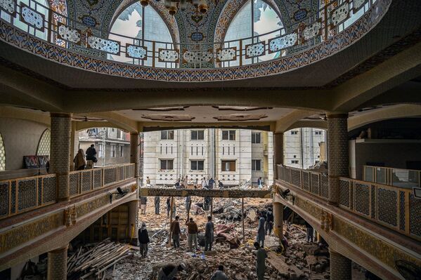 На развалинах разрушенной мечети после взрыва террориста-смертника в Пешаваре, Пакистан. - Sputnik Молдова