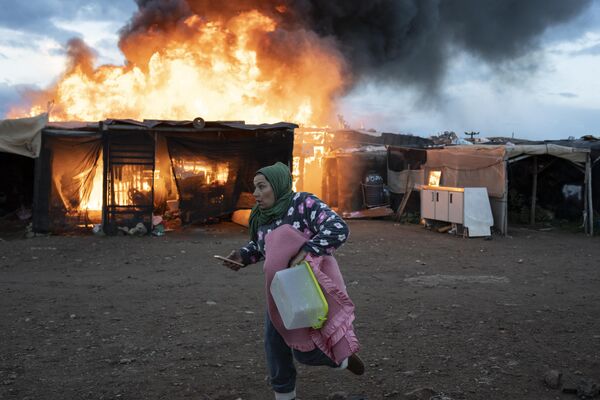 Пожар в лагере мигрантов перед выселением, Альмерия, Испания. - Sputnik Молдова