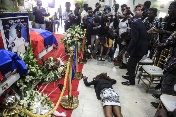 Женщина плачет на похоронах трех полицейских, убитых при исполнении служебных обязанностей, Гаити. - Sputnik Молдова
