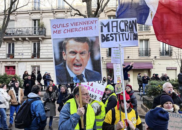 Участники акции протеста в Париже против повышения пенсионного возраста во Франции - Sputnik Молдова