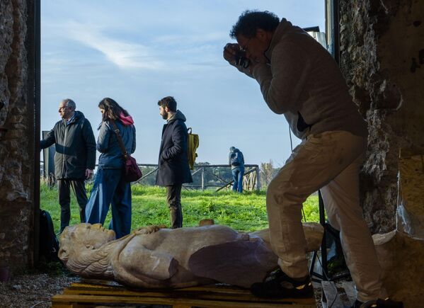 Реставратор Луиджи Лой фотографирует древнюю римскую статую Геркулеса в археологическом парке Аппиа в Риме. - Sputnik Молдова