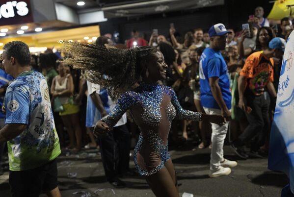 Члены школы самбы Beija Flor репетируют на улице перед парадом на карнавале в Рио-де-Жанейро, Бразилия. - Sputnik Молдова