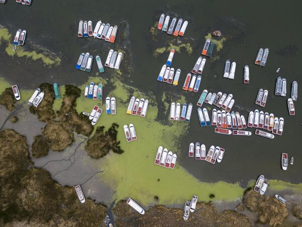 Лодки, простаивающие из-за политических беспорядков у берега озера Титикака в Пуно, Перу. - Sputnik Молдова