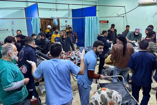 Victimele sunt transportate de urgență în secția de urgență a spitalului Bab al-Hawa după cutremur, în zona rurală nordică a provinciei Idlib din Siria - Sputnik Moldova-România