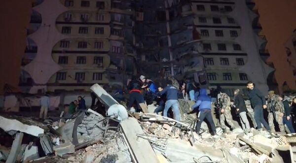 În această captură video de la AFP TV, realizată pe 6 februarie 2023 în orașul Diyarbakir, salvatorii caută victimele care au avut de suferit după cutremurul de 7,8 grade care a lovit Turcia - Sputnik Moldova-România