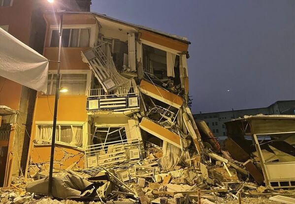 O clădire prăbușită în Pazarcik după cutremur în provincia Kahramanmaras din sudul Turciei - Sputnik Moldova-România