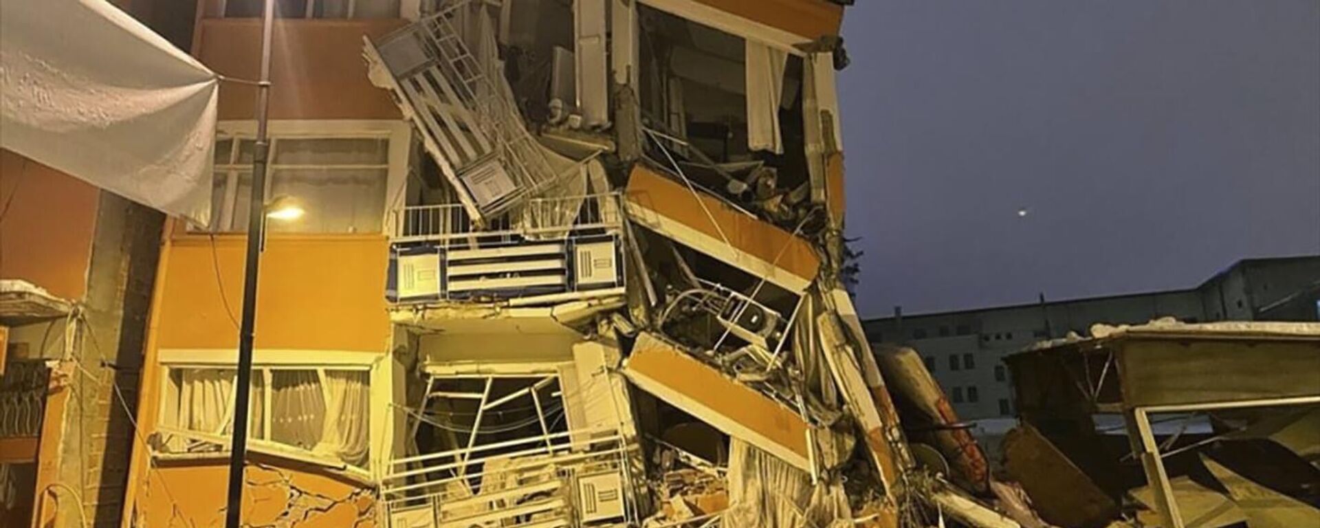 Разрушения после землетрясения в турецком Пазарджыке - Sputnik Молдова, 1920, 09.02.2023