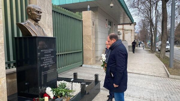 Мэр Кишинева Ион Чебан возложил цветы к посольству Турции Молдове - Sputnik Молдова