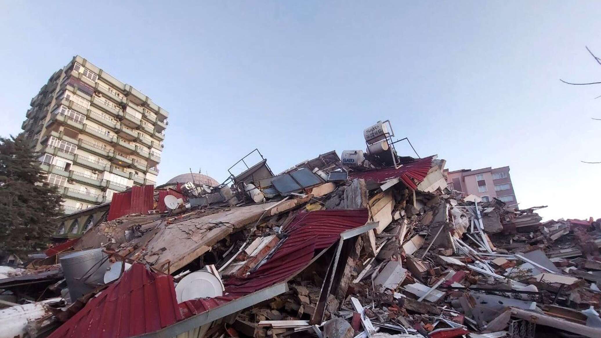 Землетрясения февраль. Турция землетрясение сейчас 2023. Разрушение зданий. Разрушенный дом.