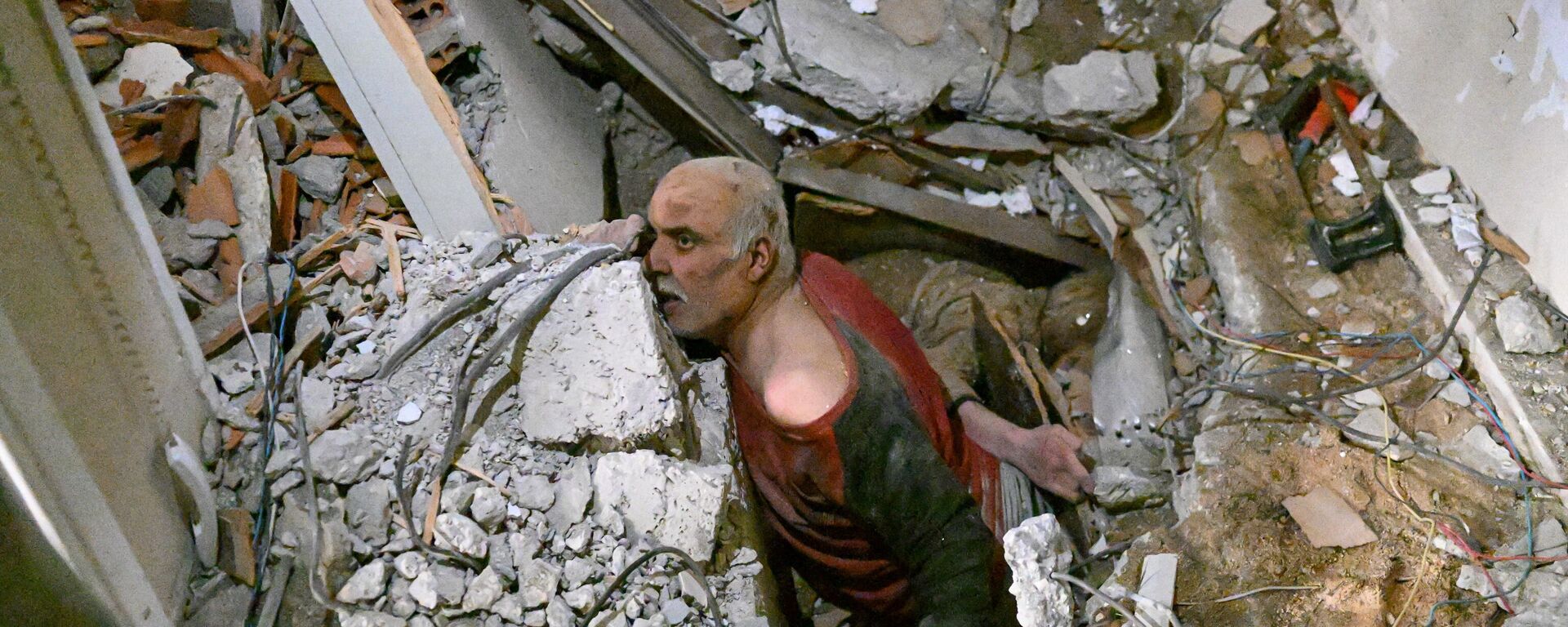 Un bărbat încearcă să se salveze după ce a fost prins sub ruinele clădirii în care se afla în timp cutremurelor care a zguduit Turcia și Siria - Sputnik Moldova, 1920, 08.02.2023