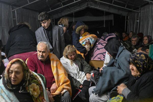 Supraviețuitorii cutremurului stau adăpostiți într-un cort în Hatay - Sputnik Moldova