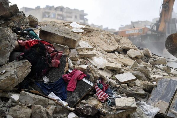 Bunurile personale ale unor locuitori a unei case distruse de cutremur. Imaginile au fost surprinse în orașul Alep, Siria - Sputnik Moldova