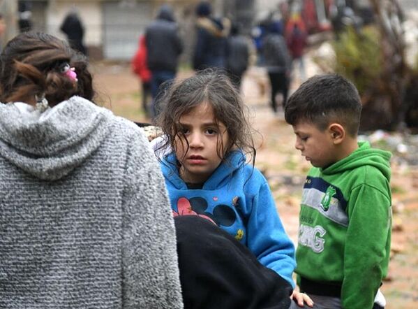 În imagini au fost surprinși mai mulți copii care au scăpat cu viață în urma cutremurului devastator care a afectat Turcia și Siria. Imaginea a fost surprinsă în localitatea Alep, Siria - Sputnik Moldova