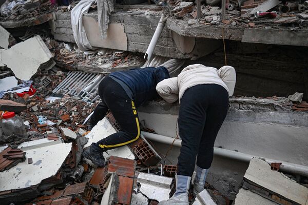 Victimele cutremurului devastator care a afectat Turcia și Siria încearcă să-și caute rudele. Imaginea a fost făcută în localitatea Hatay - Sputnik Moldova