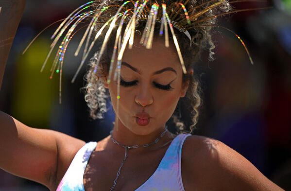 Девушка танцует во время уличного карнавального парада (блока) Desliga da Justiсa, темой которого являются супергерои, в Рио-де-Жанейро, Бразилия, 4 февраля 2023 года. Сотни традиционных &quot;блоков&quot; пройдут маршем вплоть до ежегодного всемирно известного карнавала в Бразилии 18 и 19 февраля 2023 года. - Sputnik Молдова