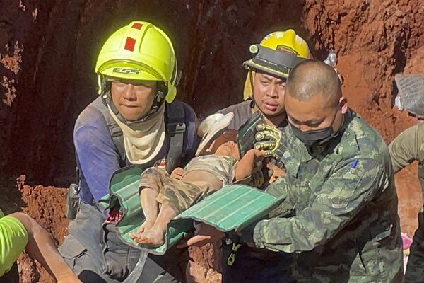 После ночной операции спасатели и военные выносят годовалого ребенка из глубокой ямы в провинции Так на севере Таиланда, 420 км (260 миль) к северу от Бангкока, вторник, 7 февраля 2023 года. Малыш из Мьянмы  упал в яму глубиной 15 метров, которая использовалась для прокладки труб грунтовых вод (AP Photo/Чиравут Рунгджамратрасами). - Sputnik Молдова
