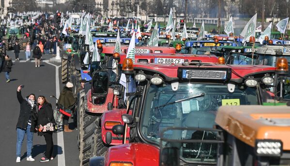 Трактора участников акции протеста в Париже против экологических мер правительства, Франция - Sputnik Молдова