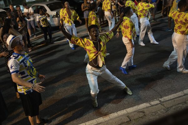 Школа самбы Paraiso do Tuiuti репетирует на улицах перед карнавальным парадом в Рио-де-Жанейро, Бразилия, понедельник, 6 февраля 2023 года (AP Photo/Silvia Izquierdo). - Sputnik Молдова