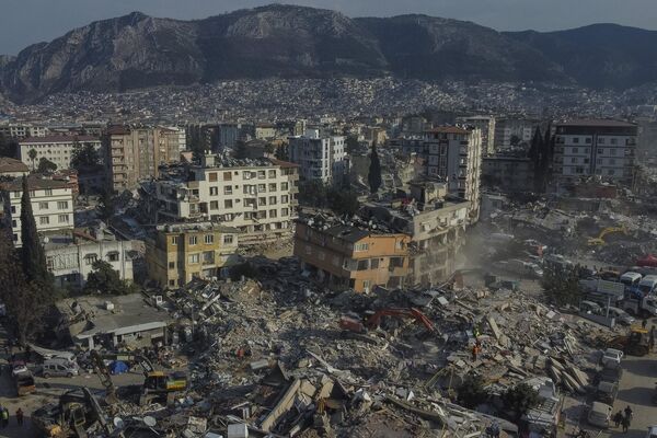 O vedere de sus a clădirilor prăbușite din Antakya, oraș situat în sud-estul Turciei,  11 februarie 2023. - Sputnik Moldova-România