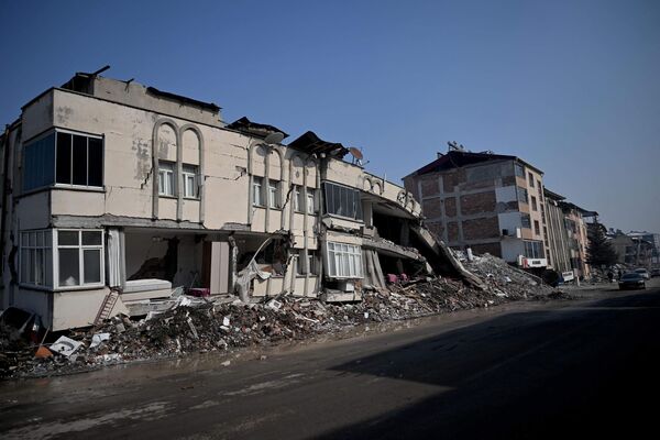 Clădiri prăbușite sunt văzute în Elbistan aflat în regiunea Kahramanmaras din Turcia, 11 februarie 2023 - Sputnik Moldova-România