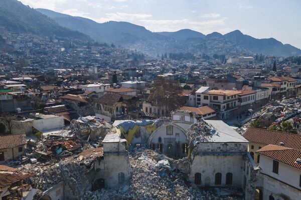 O fotografie aeriană realizată pe 11 februarie 2023 arată moscheea Habib-i Neccar distrusă după cutremur din orașul istoric din sudul Antakya - Sputnik Moldova-România
