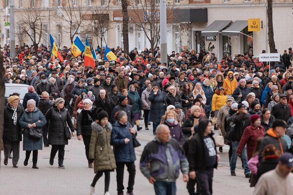 Mii de oameni au venit astăzi în centrul Capitalei pentru a cere Guvernului achitarea facturilor pentru perioada de iarnă - Sputnik Moldova