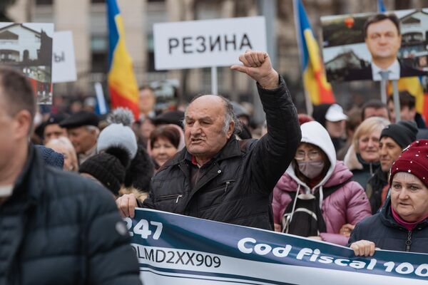 Mii de oameni au venit astăzi în centrul Capitalei pentru a cere Guvernului achitarea facturilor pentru perioada de iarnă.  - Sputnik Moldova