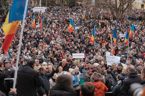 Mii de oameni au venit astăzi în centrul Capitalei pentru a cere Guvernului achitarea facturilor pentru perioada de iarnă. - Sputnik Moldova