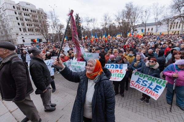 Oamenii au adus cu ei mai multe pancarde și au scandat „Jos guvernarea!”, „Jos Maia Sandu”, „Ei cu milioane, noi murim de foame”, Recean la plătit factură”, „Noi suntem poporul”, și „Semneați și achitați” - Sputnik Moldova