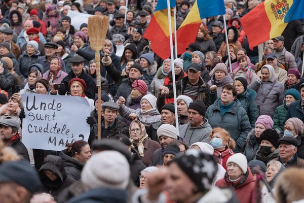 Mii de oameni au venit astăzi în centrul Capitalei pentru a cere Guvernului achitarea facturilor pentru perioada de iarnă - Sputnik Moldova